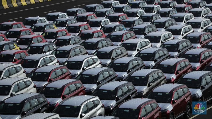 Aktivitas Car Terminal di Pelabuhan Internasional Patimban, Subang, Jawa Barat, Jumat (17/12/2021). Pelabuhan Patimban memiliki lokasi strategis di antara Bandara Kertajati dan kawasan industri di Bekasi, Karawang, dan Purwakarta. Pelabuhan Patimban akan menjadi kunci penghubung antar kawasan dan menopang percepatan ekspor. Percepatan pembangunan Pelabuhan Patimban diharapkan mendorong perdagangan dan pertumbuhan ekonomi di wilayah Jawa Barat. Pelabuhan ini diharapkan mendukung perekonomian regional dan nasional.. (վ/ Tri Susilo)