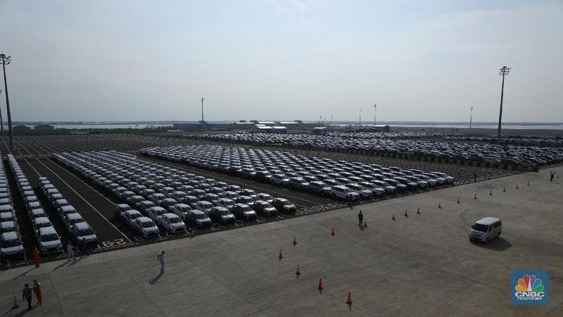 Aktivitas Car Terminal di Pelabuhan Internasional Patimban, Subang, Jawa Barat, Jumat (17/12/2021). Pelabuhan Patimban memiliki lokasi strategis di antara Bandara Kertajati dan kawasan industri di Bekasi, Karawang, dan Purwakarta. Pelabuhan Patimban akan menjadi kunci penghubung antar kawasan dan menopang percepatan ekspor. Percepatan pembangunan Pelabuhan Patimban diharapkan mendorong perdagangan dan pertumbuhan ekonomi di wilayah Jawa Barat. Pelabuhan ini diharapkan mendukung perekonomian regional dan nasional.. (CNBC Indonesia/ Tri Susilo)