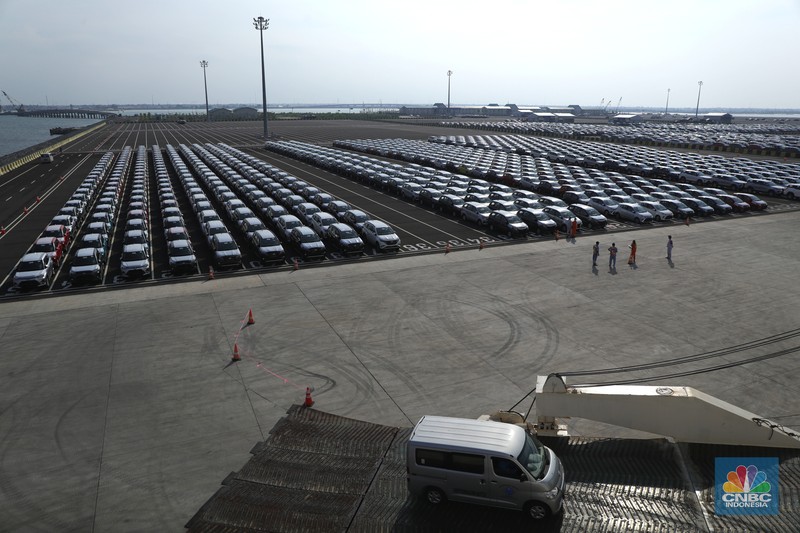 Aktivitas Car Terminal di Pelabuhan Internasional Patimban, Subang Aktivitas Car Terminal di Pelabuhan Internasional Patimban, Subang, Jawa Barat, Jumat (17/12/2021). Pelabuhan Patimban memiliki lokasi strategis di antara Bandara Kertajati dan kawasan industri di Bekasi, Karawang, dan Purwakarta. Pelabuhan Patimban akan menjadi kunci penghubung antar kawasan dan menopang percepatan ekspor. Percepatan pembangunan Pelabuhan Patimban diharapkan mendorong perdagangan dan pertumbuhan ekonomi di wilayah Jawa Barat. Pelabuhan ini diharapkan mendukung perekonomian regional dan nasional.. (CNBC Indonesia/ Tri Susilo)