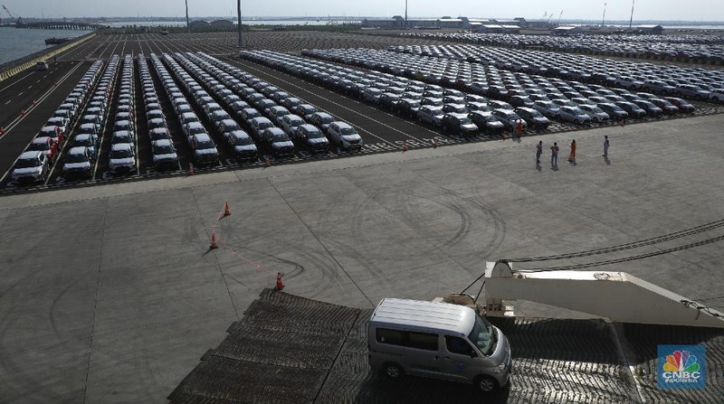 Aktivitas Car Terminal di Pelabuhan Internasional Patimban, Subang, Jawa Barat, Jumat (17/12/2021). Pelabuhan Patimban memiliki lokasi strategis di antara Bandara Kertajati dan kawasan industri di Bekasi, Karawang, dan Purwakarta. Pelabuhan Patimban akan menjadi kunci penghubung antar kawasan dan menopang percepatan ekspor. Percepatan pembangunan Pelabuhan Patimban diharapkan mendorong perdagangan dan pertumbuhan ekonomi di wilayah Jawa Barat. Pelabuhan ini diharapkan mendukung perekonomian regional dan nasional.. (CNBC Indonesia/ Tri Susilo)
