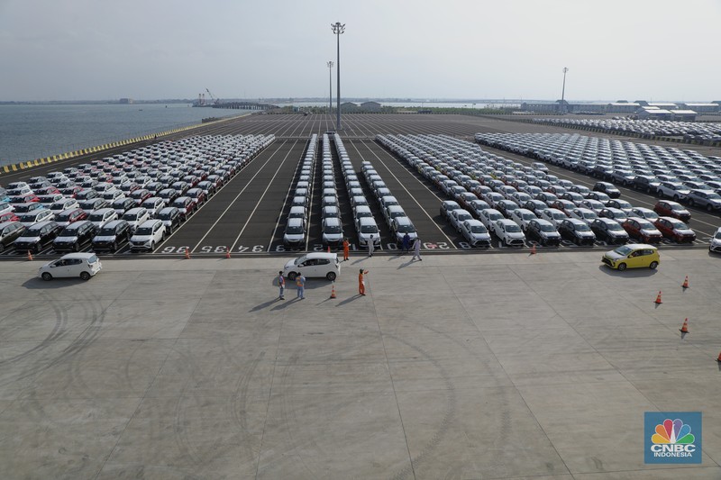 Ekspor Mobil Perdana di Terminal kendaraan Pelabuhan Patimban, Subang Ekspor Mobil Perdana di Terminal kendaraan Pelabuhan Patimban, Subang, Jumat (17/12/2021). (CNBC Indonesia/ Tri Susilo)
