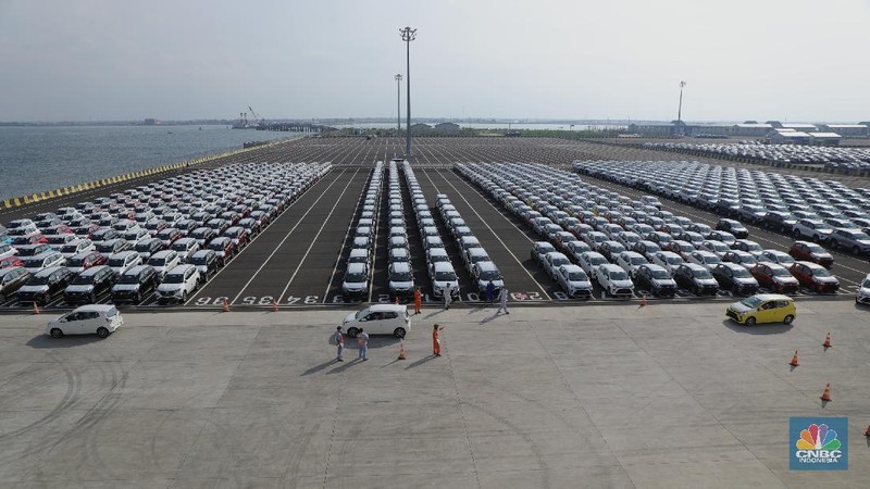 Ekspor Mobil Perdana di Terminal kendaraan Pelabuhan Patimban, Subang, Jumat (17/12/2021). (CNBC Indonesia/ Tri Susilo)