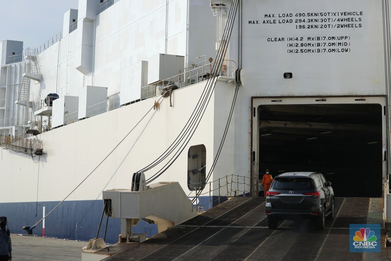 Ekspor Mobil Perdana di Terminal kendaraan Pelabuhan Patimban, Subang, Jumat (17/12/2021). (CNBC Indonesia/ Tri Susilo)