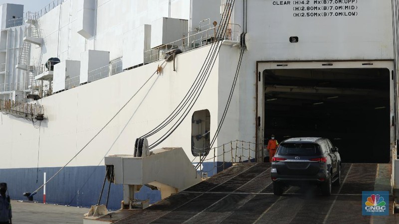 Ekspor Mobil Perdana di Terminal kendaraan Pelabuhan Patimban, Subang, Jumat (17/12/2021). (CNBC Indonesia/ Tri Susilo)