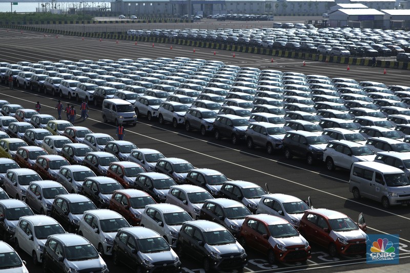 Ekspor Mobil Perdana di Terminal kendaraan Pelabuhan Patimban, Subang, Jumat (17/12/2021). (CNBC Indonesia/ Tri Susilo)