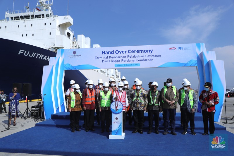 Ekspor Mobil Perdana di Terminal kendaraan Pelabuhan Patimban, Subang, Jumat (17/12/2021). (CNBC Indonesia/ Tri Susilo)