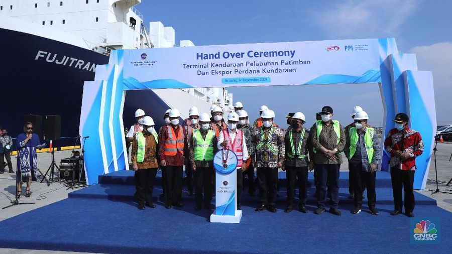 Ekspor Mobil Perdana di Terminal kendaraan Pelabuhan Patimban, Subang, Jumat (17/12/2021). (CNBC Indonesia/ Tri Susilo)