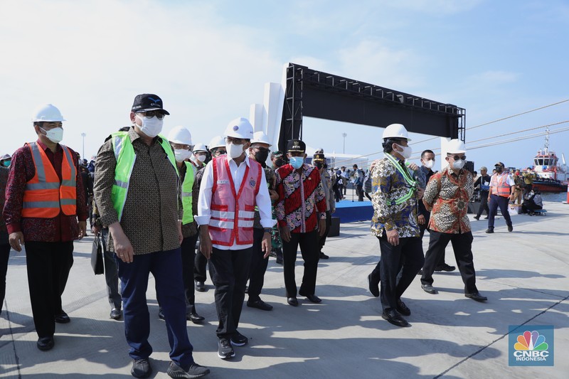 Ekspor Mobil Perdana di Terminal kendaraan Pelabuhan Patimban, Subang, Jumat (17/12/2021). (CNBC Indonesia/ Tri Susilo)