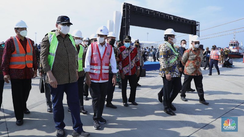 Ekspor Mobil Perdana di Terminal kendaraan Pelabuhan Patimban, Subang, Jumat (17/12/2021). (CNBC Indonesia/ Tri Susilo)