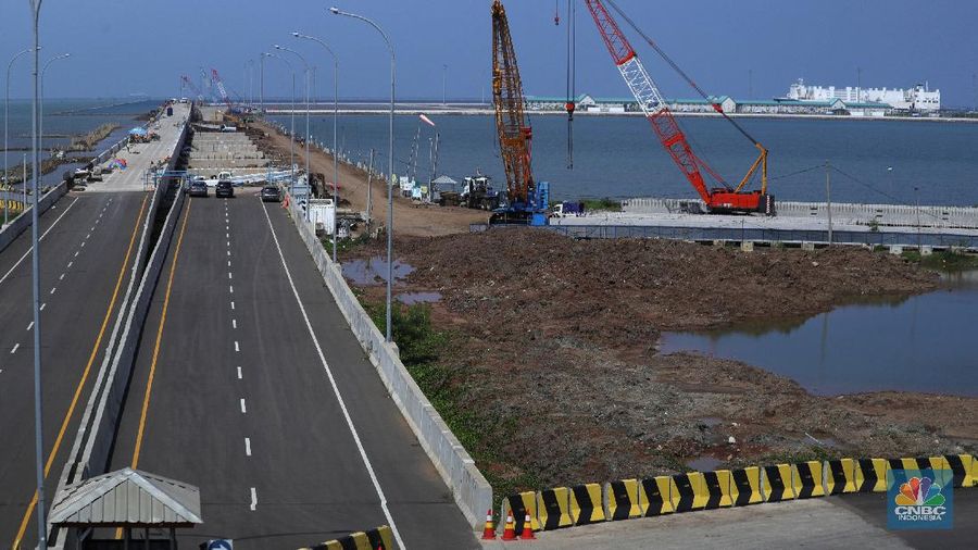Suasana jalan tol khusus masuk Pelabuhan Patimban, Subang, Jawa Barat, Jumat (17/12/2021). Kementerian Pekerjaan Umum dan Perumahan Rakyat (PUPR) tengah merampungkan pembangunan Jalan Tol Akses Pelabuhan Patimban, Subang, Jawa Barat.
Jalan tol ini menghubungkan ruas Tol Cipali KM 89+125 hingga ruas Pantai Utara sepanjang 37,5 kilometer.
Pemrakarsa Jalan Tol Akses Pelabuhan Patimban adalah konsorsium PT Jasa Marga (Persero) Tbk dengan kepemilikan 50 persen, PT Surya Semesta Internusa Tbk (25 persen), PT Daya Mulia Turangga (10 persen), serta PT Jasa Sarana (10 persen).(CNBC Indonesaia/ Tri Susilo)
