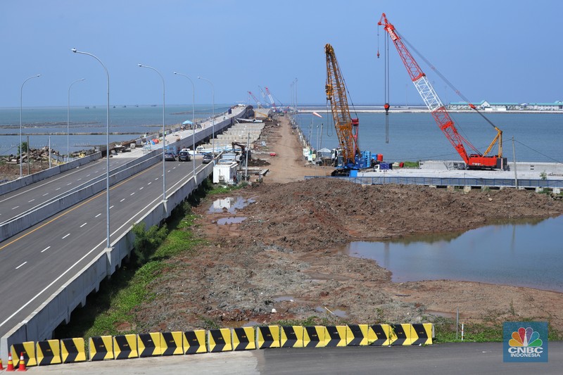 Suasana jalan tol khusus masuk Pelabuhan Patimban, Subang, Jawa Barat, Jumat (17/12/2021). Kementerian Pekerjaan Umum dan Perumahan Rakyat (PUPR) tengah merampungkan pembangunan Jalan Tol Akses Pelabuhan Patimban, Subang, Jawa Barat.
Jalan tol ini menghubungkan ruas Tol Cipali KM 89+125 hingga ruas Pantai Utara sepanjang 37,5 kilometer.
Pemrakarsa Jalan Tol Akses Pelabuhan Patimban adalah konsorsium PT Jasa Marga (Persero) Tbk dengan kepemilikan 50 persen, PT Surya Semesta Internusa Tbk (25 persen), PT Daya Mulia Turangga (10 persen), serta PT Jasa Sarana (10 persen).(CNBC Indonesaia/ Tri Susilo)