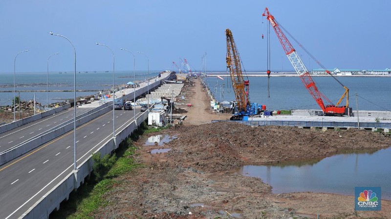 Suasana jalan tol khusus masuk Pelabuhan Patimban, Subang, Jawa Barat, Jumat (17/12/2021). Kementerian Pekerjaan Umum dan Perumahan Rakyat (PUPR) tengah merampungkan pembangunan Jalan Tol Akses Pelabuhan Patimban, Subang, Jawa Barat.
Jalan tol ini menghubungkan ruas Tol Cipali KM 89+125 hingga ruas Pantai Utara sepanjang 37,5 kilometer.
Pemrakarsa Jalan Tol Akses Pelabuhan Patimban adalah konsorsium PT Jasa Marga (Persero) Tbk dengan kepemilikan 50 persen, PT Surya Semesta Internusa Tbk (25 persen), PT Daya Mulia Turangga (10 persen), serta PT Jasa Sarana (10 persen).(CNBC Indonesaia/ Tri Susilo)