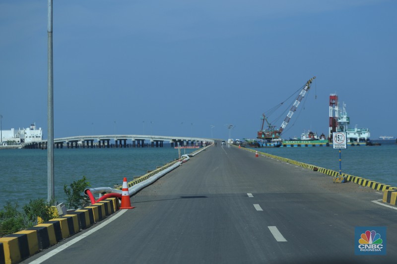 Suasana jalan tol khusus masuk Pelabuhan Patimban, Subang, Jawa Barat Suasana jalan tol khusus masuk Pelabuhan Patimban, Subang, Jawa Barat, Jumat (17/12/2021). Kementerian Pekerjaan Umum dan Perumahan Rakyat (PUPR) tengah merampungkan pembangunan Jalan Tol Akses Pelabuhan Patimban, Subang, Jawa Barat.
Jalan tol ini menghubungkan ruas Tol Cipali KM 89+125 hingga ruas Pantai Utara sepanjang 37,5 kilometer.
Pemrakarsa Jalan Tol Akses Pelabuhan Patimban adalah konsorsium PT Jasa Marga (Persero) Tbk dengan kepemilikan 50 persen, PT Surya Semesta Internusa Tbk (25 persen), PT Daya Mulia Turangga (10 persen), serta PT Jasa Sarana (10 persen).(CNBC Indonesaia/ Tri Susilo)