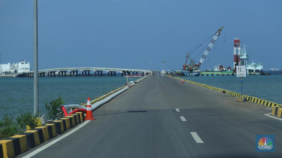 Suasana jalan tol khusus masuk Pelabuhan Patimban, Subang, Jawa Barat, Jumat (17/12/2021). Kementerian Pekerjaan Umum dan Perumahan Rakyat (PUPR) tengah merampungkan pembangunan Jalan Tol Akses Pelabuhan Patimban, Subang, Jawa Barat.
Jalan tol ini menghubungkan ruas Tol Cipali KM 89+125 hingga ruas Pantai Utara sepanjang 37,5 kilometer.
Pemrakarsa Jalan Tol Akses Pelabuhan Patimban adalah konsorsium PT Jasa Marga (Persero) Tbk dengan kepemilikan 50 persen, PT Surya Semesta Internusa Tbk (25 persen), PT Daya Mulia Turangga (10 persen), serta PT Jasa Sarana (10 persen).(վ Indonesaia/ Tri Susilo)