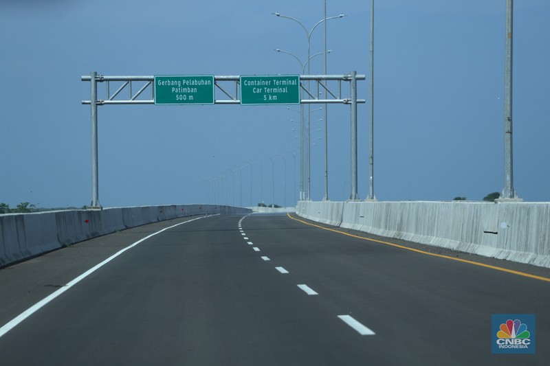 Suasana jalan tol khusus masuk Pelabuhan Patimban, Subang, Jawa Barat, Jumat (17/12/2021). Kementerian Pekerjaan Umum dan Perumahan Rakyat (PUPR) tengah merampungkan pembangunan Jalan Tol Akses Pelabuhan Patimban, Subang, Jawa Barat.
Jalan tol ini menghubungkan ruas Tol Cipali KM 89+125 hingga ruas Pantai Utara sepanjang 37,5 kilometer.
Pemrakarsa Jalan Tol Akses Pelabuhan Patimban adalah konsorsium PT Jasa Marga (Persero) Tbk dengan kepemilikan 50 persen, PT Surya Semesta Internusa Tbk (25 persen), PT Daya Mulia Turangga (10 persen), serta PT Jasa Sarana (10 persen).(CNBC Indonesaia/ Tri Susilo)