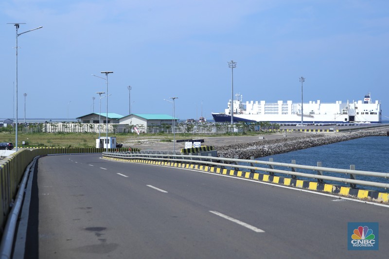 Suasana jalan tol khusus masuk Pelabuhan Patimban, Subang, Jawa Barat Suasana jalan tol khusus masuk Pelabuhan Patimban, Subang, Jawa Barat, Jumat (17/12/2021). Kementerian Pekerjaan Umum dan Perumahan Rakyat (PUPR) tengah merampungkan pembangunan Jalan Tol Akses Pelabuhan Patimban, Subang, Jawa Barat.
Jalan tol ini menghubungkan ruas Tol Cipali KM 89+125 hingga ruas Pantai Utara sepanjang 37,5 kilometer.
Pemrakarsa Jalan Tol Akses Pelabuhan Patimban adalah konsorsium PT Jasa Marga (Persero) Tbk dengan kepemilikan 50 persen, PT Surya Semesta Internusa Tbk (25 persen), PT Daya Mulia Turangga (10 persen), serta PT Jasa Sarana (10 persen).(CNBC Indonesaia/ Tri Susilo)
