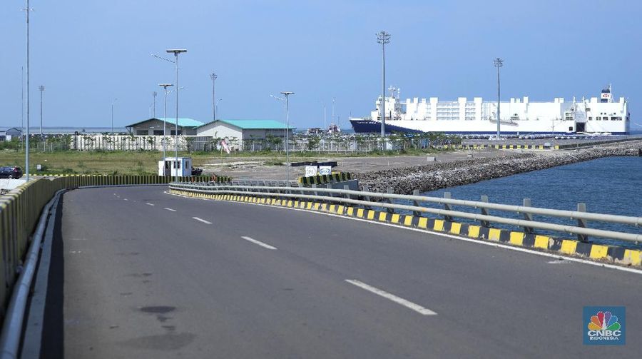 Suasana jalan tol khusus masuk Pelabuhan Patimban, Subang, Jawa Barat, Jumat (17/12/2021). Kementerian Pekerjaan Umum dan Perumahan Rakyat (PUPR) tengah merampungkan pembangunan Jalan Tol Akses Pelabuhan Patimban, Subang, Jawa Barat.
Jalan tol ini menghubungkan ruas Tol Cipali KM 89+125 hingga ruas Pantai Utara sepanjang 37,5 kilometer.
Pemrakarsa Jalan Tol Akses Pelabuhan Patimban adalah konsorsium PT Jasa Marga (Persero) Tbk dengan kepemilikan 50 persen, PT Surya Semesta Internusa Tbk (25 persen), PT Daya Mulia Turangga (10 persen), serta PT Jasa Sarana (10 persen).(CNBC Indonesaia/ Tri Susilo)
