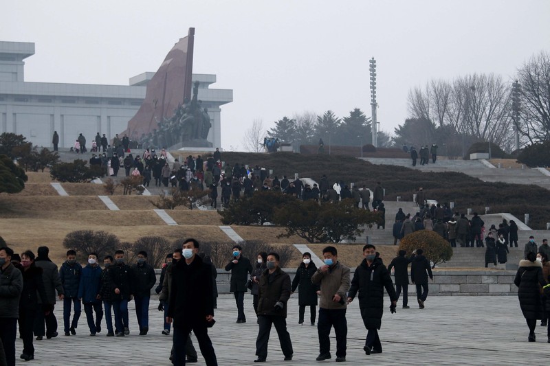 Warga Korea Utara mengunjungi patung perunggu mendiang pemimpin mereka Kim Il Sung, kiri, dan Kim Jong Il dalam rangka peringatan 10 tahun kematian Kim Jong Il di Bukit Mansu di Pyongyang, Korea Utara Warga mengunjungi patung perunggu mendiang pemimpin mereka Kim Il Sung, kiri, dan Kim Jong Il dalam rangka peringatan 10 tahun kematian Kim Jong Il di Bukit Mansu di Pyongyang, Korea Utara, Kamis (16/12/2021). (AP/Cha Song Ho)