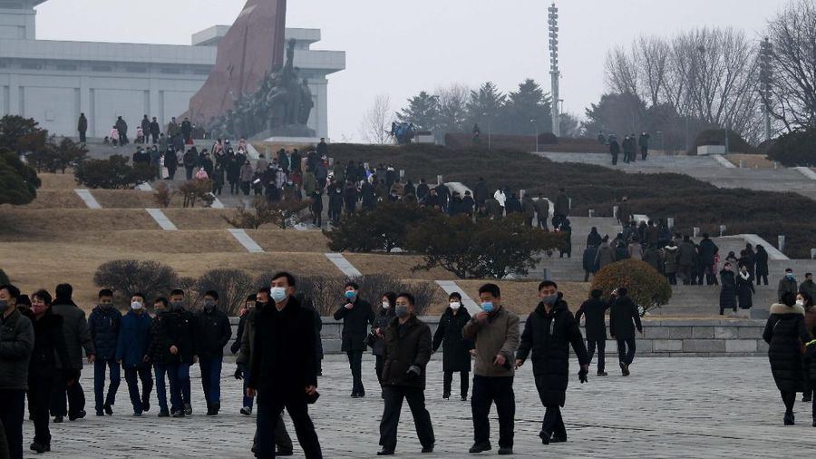 Warga mengunjungi patung perunggu mendiang pemimpin mereka Kim Il Sung dan Kim Jong Il dalam rangka peringatan 10 tahun kematian Kim Jong Il di Bukit Mansu di Pyongyang, Korea Utara, Kamis (16/12/2021). (AP Photo/Jon Chol Jin)