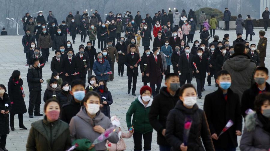 Warga mengunjungi patung perunggu mendiang pemimpin mereka Kim Il Sung dan Kim Jong Il dalam rangka peringatan 10 tahun kematian Kim Jong Il di Bukit Mansu di Pyongyang, Korea Utara, Kamis (16/12/2021). (AP Photo/Cha Song Ho)