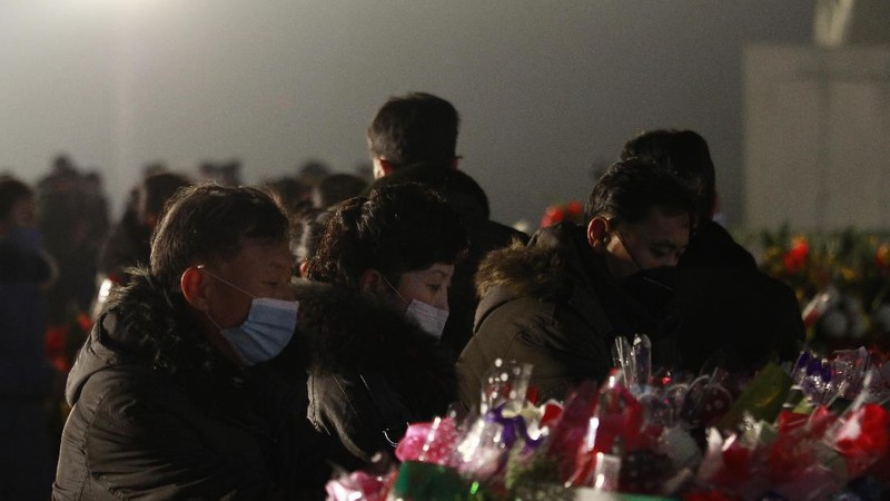 Warga mengunjungi patung perunggu mendiang pemimpin mereka Kim Il Sung, kiri, dan Kim Jong Il dalam rangka peringatan 10 tahun kematian Kim Jong Il di Bukit Mansu di Pyongyang, Korea Utara, Kamis (16/12/2021). (AP/Cha Song Ho)