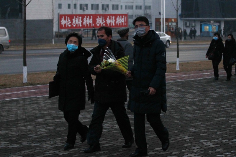 Warga mengunjungi patung perunggu mendiang pemimpin mereka Kim Il Sung, kiri, dan Kim Jong Il dalam rangka peringatan 10 tahun kematian Kim Jong Il di Bukit Mansu di Pyongyang, Korea Utara, Kamis (16/12/2021). (AP/Cha Song Ho)