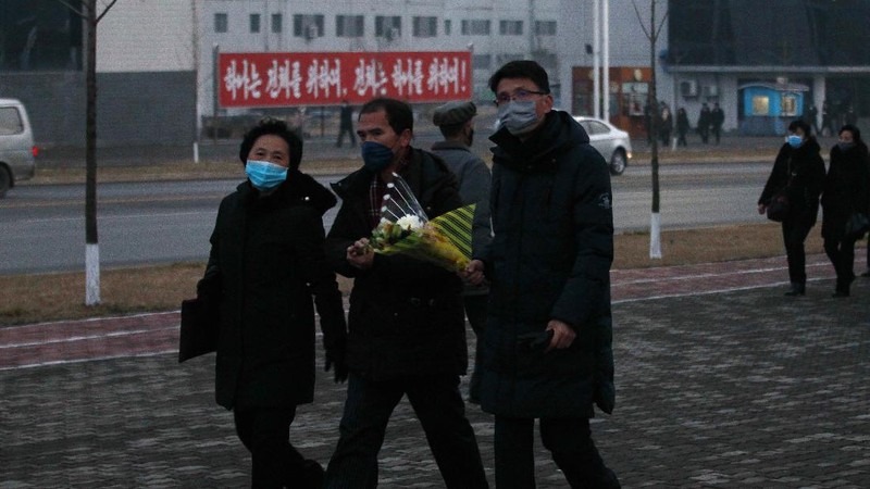 Warga mengunjungi patung perunggu mendiang pemimpin mereka Kim Il Sung, kiri, dan Kim Jong Il dalam rangka peringatan 10 tahun kematian Kim Jong Il di Bukit Mansu di Pyongyang, Korea Utara, Kamis (16/12/2021). (AP/Cha Song Ho)