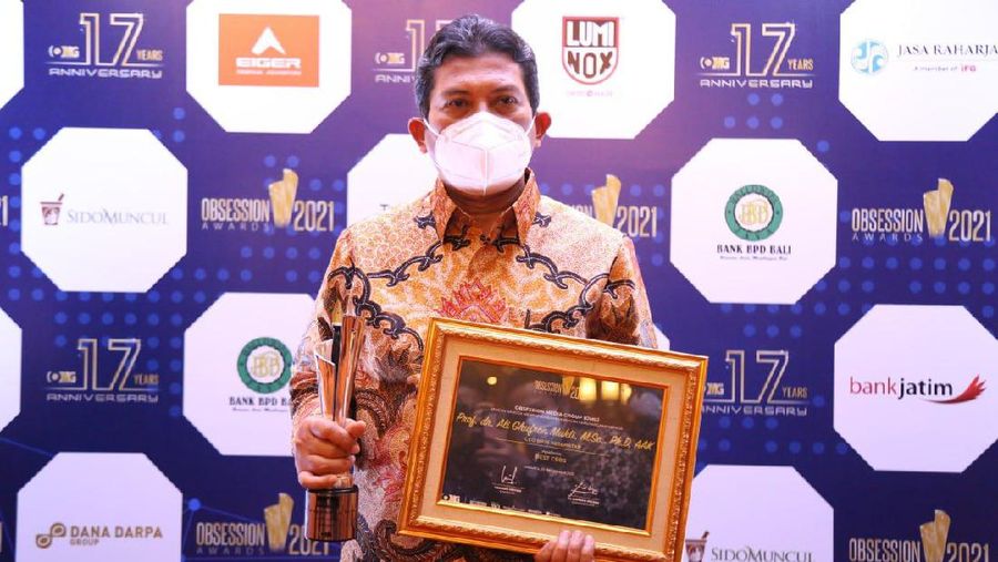 Dirut BPJS Kesehatan meraih penghargaan.