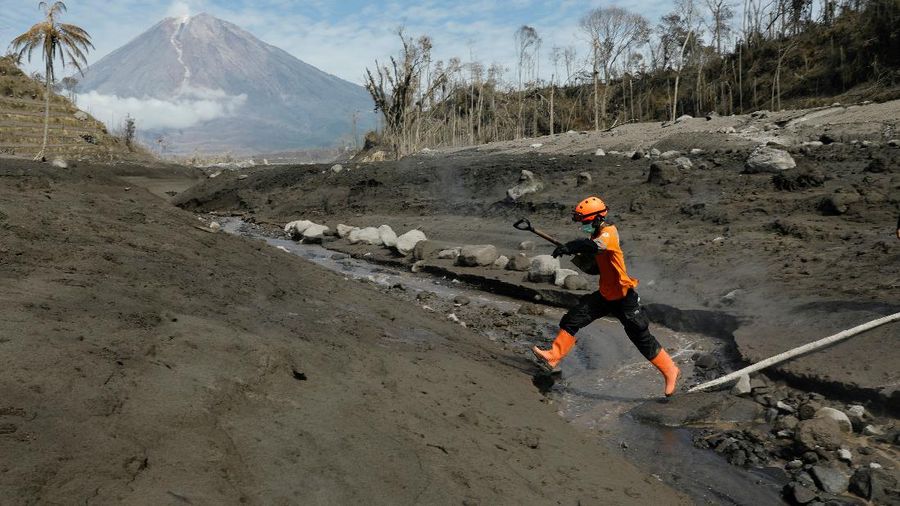 Kondisi terkini Gunung Semeru, Lumajang. (REUTERS/WILLY KURNIAWAN)
