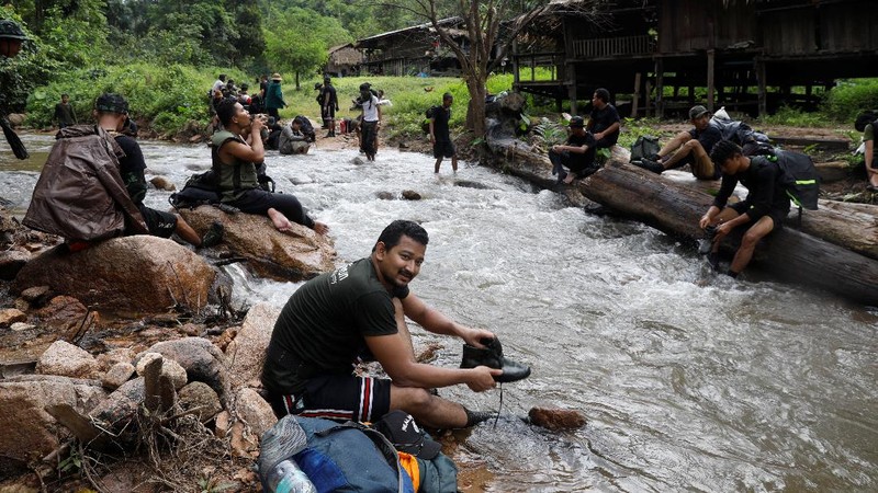 Ratusan warga dan anak-anak melarikan diri ke Thailand akibat perang yang terjadi antara kubu junta militer dan kelompok pemberontak etnis minoritas Myanmar. (REUTERS/STRINGER)