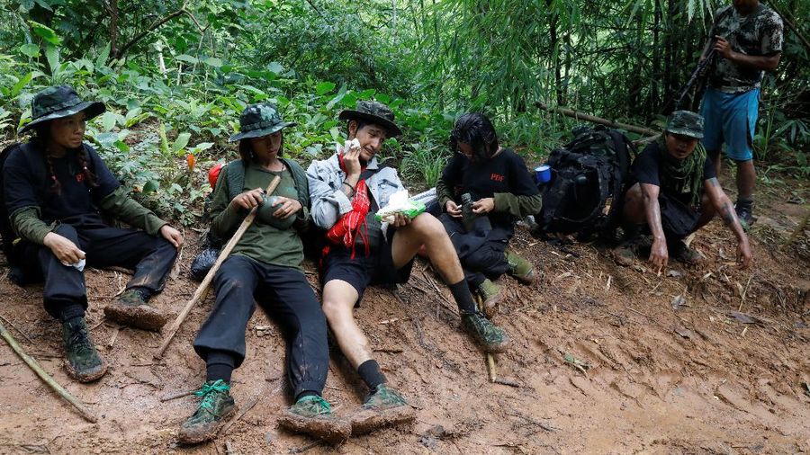 Ratusan warga dan anak-anak melarikan diri ke Thailand akibat perang yang terjadi antara kubu junta militer dan kelompok pemberontak etnis minoritas Myanmar. (REUTERS/STRINGER)