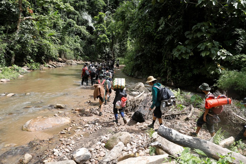 Ratusan warga dan anak-anak melarikan diri ke Thailand akibat perang yang terjadi antara kubu junta militer dan kelompok pemberontak etnis minoritas Myanmar. (REUTERS/STRINGER) Ratusan warga dan anak-anak melarikan diri ke Thailand akibat perang yang terjadi antara kubu junta militer dan kelompok pemberontak etnis minoritas Myanmar. (REUTERS/STRINGER)