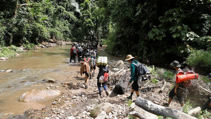 Ratusan warga dan anak-anak melarikan diri ke Thailand akibat perang yang terjadi antara kubu junta militer dan kelompok pemberontak etnis minoritas Myanmar. (REUTERS/STRINGER)