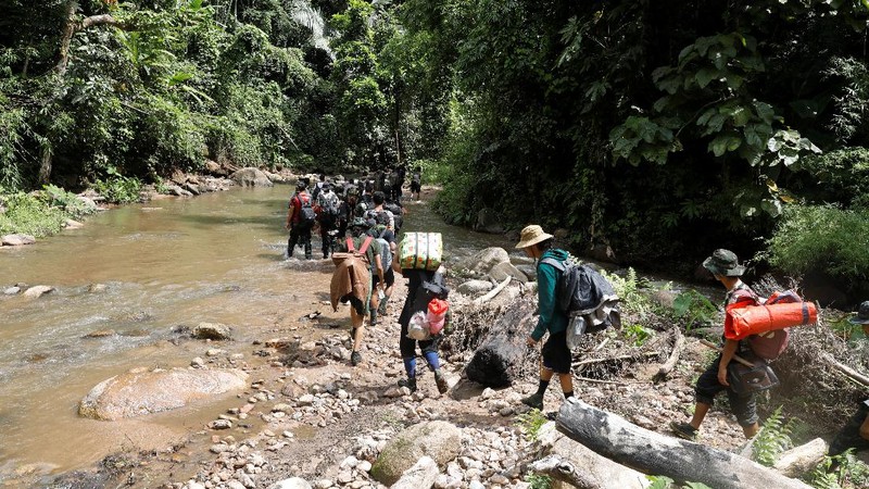 Ratusan warga dan anak-anak melarikan diri ke Thailand akibat perang yang terjadi antara kubu junta militer dan kelompok pemberontak etnis minoritas Myanmar. (REUTERS/STRINGER)