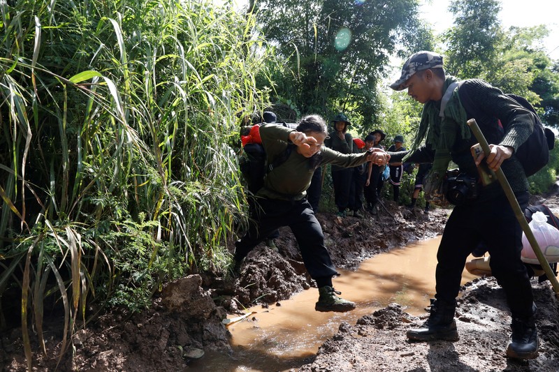 Ratusan warga dan anak-anak melarikan diri ke Thailand akibat perang yang terjadi antara kubu junta militer dan kelompok pemberontak etnis minoritas Myanmar. (REUTERS/STRINGER) Ratusan warga dan anak-anak melarikan diri ke Thailand akibat perang yang terjadi antara kubu junta militer dan kelompok pemberontak etnis minoritas Myanmar. (REUTERS/STRINGER)