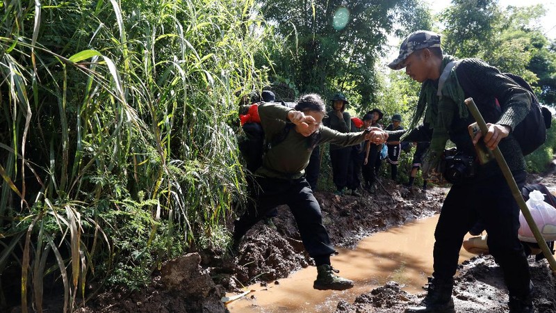 Ratusan warga dan anak-anak melarikan diri ke Thailand akibat perang yang terjadi antara kubu junta militer dan kelompok pemberontak etnis minoritas Myanmar. (REUTERS/STRINGER)