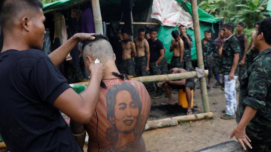Ratusan warga dan anak-anak melarikan diri ke Thailand akibat perang yang terjadi antara kubu junta militer dan kelompok pemberontak etnis minoritas Myanmar. (REUTERS/STRINGER)