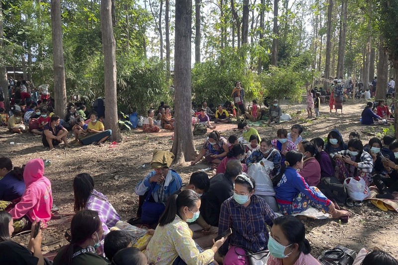 Ratusan warga dan anak-anak melarikan diri ke Thailand akibat perang yang terjadi antara kubu junta militer dan kelompok pemberontak etnis minoritas Myanmar. (REUTERS/STRINGER) Ratusan warga dan anak-anak melarikan diri ke Thailand akibat perang yang terjadi antara kubu junta militer dan kelompok pemberontak etnis minoritas Myanmar. (REUTERS/STRINGER)