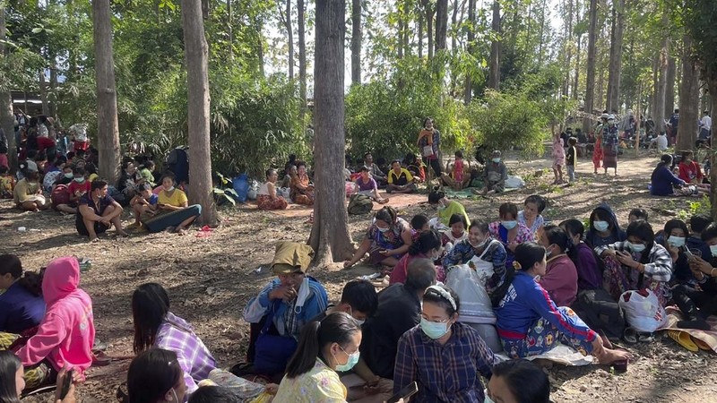 Ratusan warga dan anak-anak melarikan diri ke Thailand akibat perang yang terjadi antara kubu junta militer dan kelompok pemberontak etnis minoritas Myanmar. (REUTERS/STRINGER)
