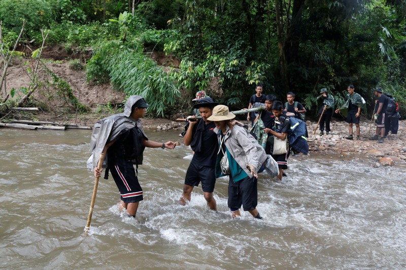 Ratusan warga dan anak-anak melarikan diri ke Thailand akibat perang yang terjadi antara kubu junta militer dan kelompok pemberontak etnis minoritas Myanmar. (REUTERS/STRINGER) Ratusan warga dan anak-anak melarikan diri ke Thailand akibat perang yang terjadi antara kubu junta militer dan kelompok pemberontak etnis minoritas Myanmar. (REUTERS/STRINGER)