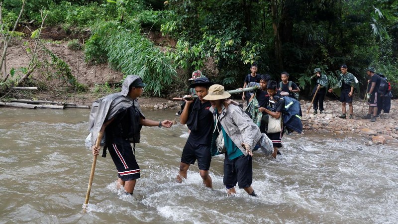 Ratusan warga dan anak-anak melarikan diri ke Thailand akibat perang yang terjadi antara kubu junta militer dan kelompok pemberontak etnis minoritas Myanmar. (REUTERS/STRINGER)