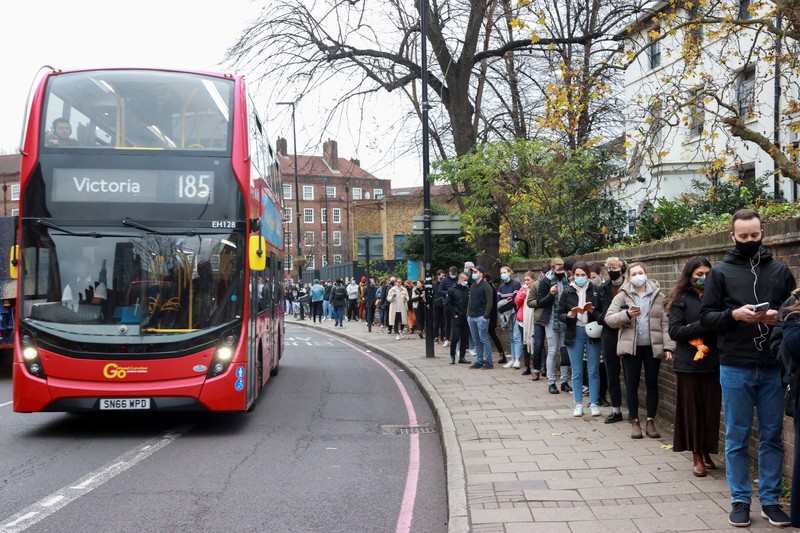 Atrian vaksin booster di Inggris. (REUTERS/HANNAH MCKAY)