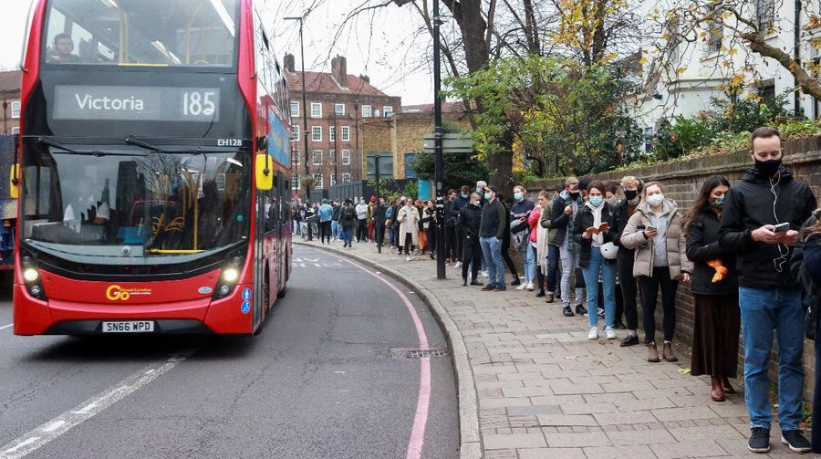Atrian vaksin booster di Inggris. (REUTERS/HANNAH MCKAY)