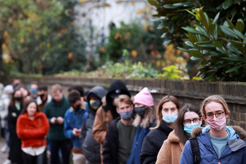 Atrian vaksin booster di Inggris. (REUTERS/HANNAH MCKAY)