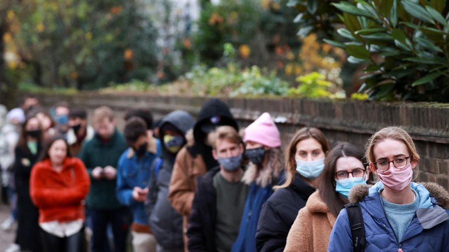 Atrian vaksin booster di Inggris. (REUTERS/HANNAH MCKAY)