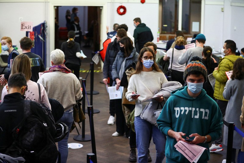 Atrian vaksin booster di Inggris. (REUTERS/HANNAH MCKAY)