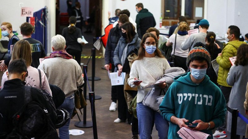 Atrian vaksin booster di Inggris. (REUTERS/HANNAH MCKAY)