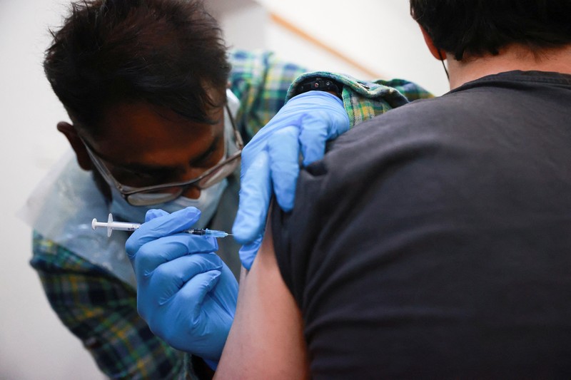 Atrian vaksin booster di Inggris. (REUTERS/HANNAH MCKAY)