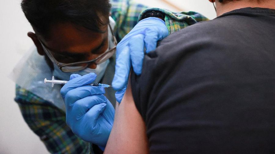 Atrian vaksin booster di Inggris. (REUTERS/HANNAH MCKAY)