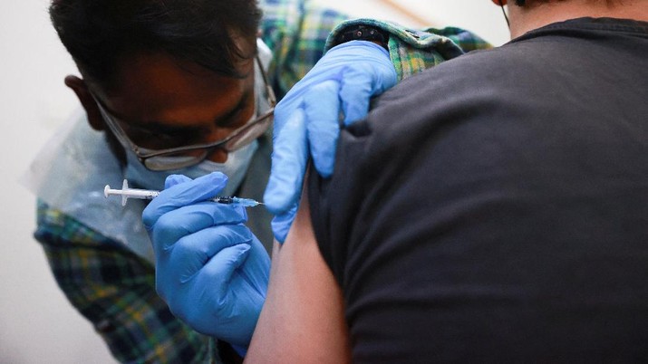 Atrian vaksin booster di Inggris. (REUTERS/HANNAH MCKAY) Atrian vaksin booster di Inggris. (REUTERS/HANNAH MCKAY)
